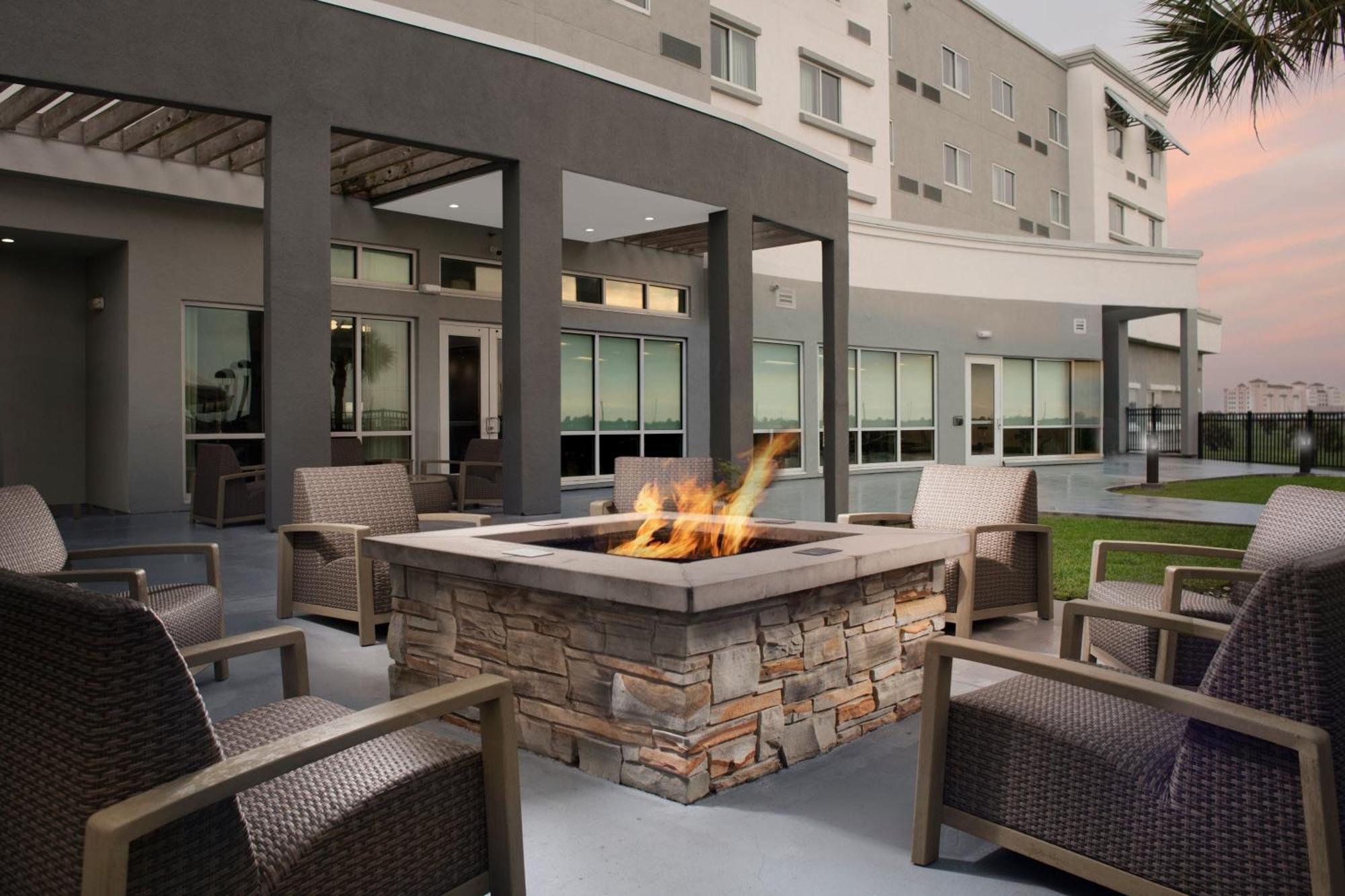 Отель Courtyard By Marriott Galveston Island Экстерьер фото